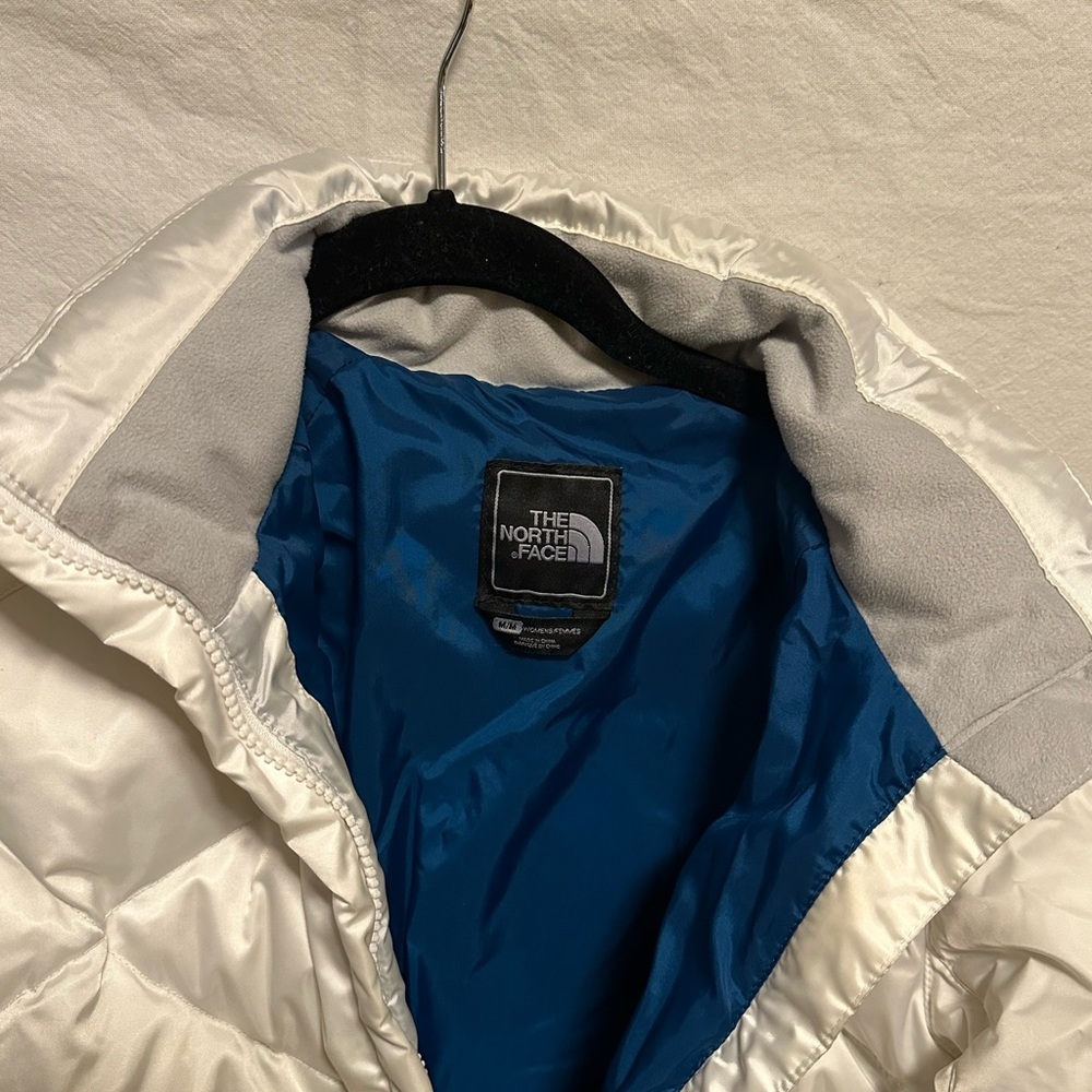 The North Face Women’s White Puffer Jacket Size M - Picture 12 of 12